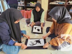 Skuat PKM Prodi D4 Tata Busana Unesa Ajari Metode Bleaching Ke Taman Baca Tempattinggal Kita
