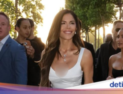 Gaya Lauren Sanchez Pesta Lajang Ke Paris, Tenteng Saku Eiffel Rp 100 Juta