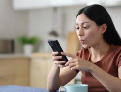 Awas, Keseringan Main HP Bisa Kena Saraf Kejepit! Ini Saran Praktisi Medis