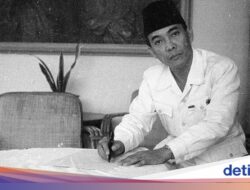 Peci dan Power Dressing Bung Karno, Gaya yang Mendekatkan Diri Di Rakyat