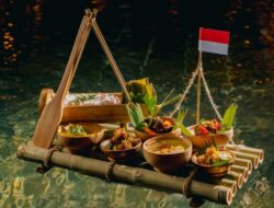 Sajian Di Atas Rakit Bambu Membawa Kisah Panjang Makanan Nusantara Di Tatakan Makan