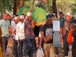 Suasana Haru Pemakaman Diding Boneng, Keluarga Tak Kuasa Menahan Tangis