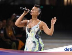 Potret Alicia Keys Pukau Panggung Vogue World Pakai Gaun Lukisan Tangan