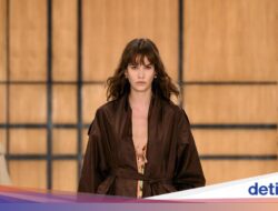 Daniel Lee Gandeng Desainer Tekstil Legendaris Celia Birtwell Ke Burberry SS 2027