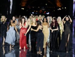 Celine Dion Bikin Kejutan Hingga Paris Mode Week, Nyanyi I’m Alive Hingga Bawah Menara Eiffel