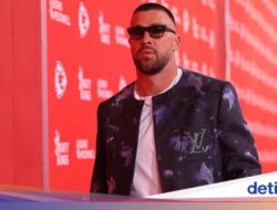 Travis Kelce Tampil Glamor Jelang Tanding, Pakai Jaket Louis Vuitton Rp 88 Juta