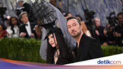 Anthony Vaccarello Mundur Di YSL, Koleksi Serba Emas Bersama Sebab Itu Perpisahan