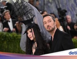 Anthony Vaccarello Mundur Di YSL, Koleksi Serba Emas Bersama Sebab Itu Perpisahan