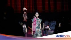 Jejak Batik IWAN TIRTA Ke Mode Show Bersejarah Ke Gedung Karya Seni Jakarta